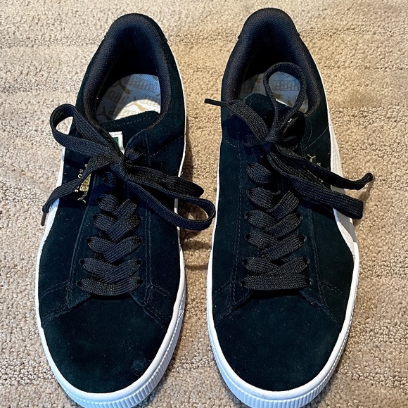 🐈⬛Puma Black Suede Sneakers With Light Grey Stripes - Size 8.5🐈⬛ - Picture 2 of 7